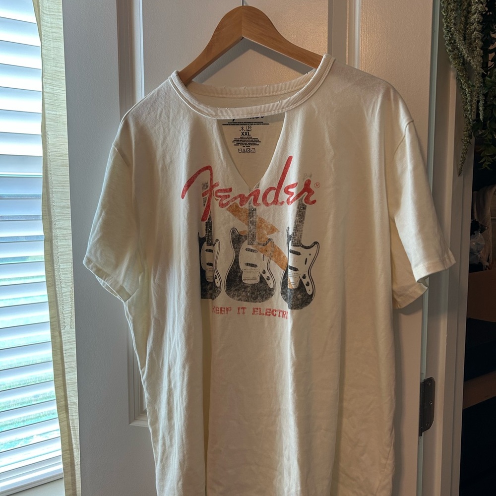 FENDER CUTOUT GRAPHIC T SHIRT